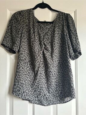The Loft - Women's Short Sleeve Animal Print V-Neck Top - Gray